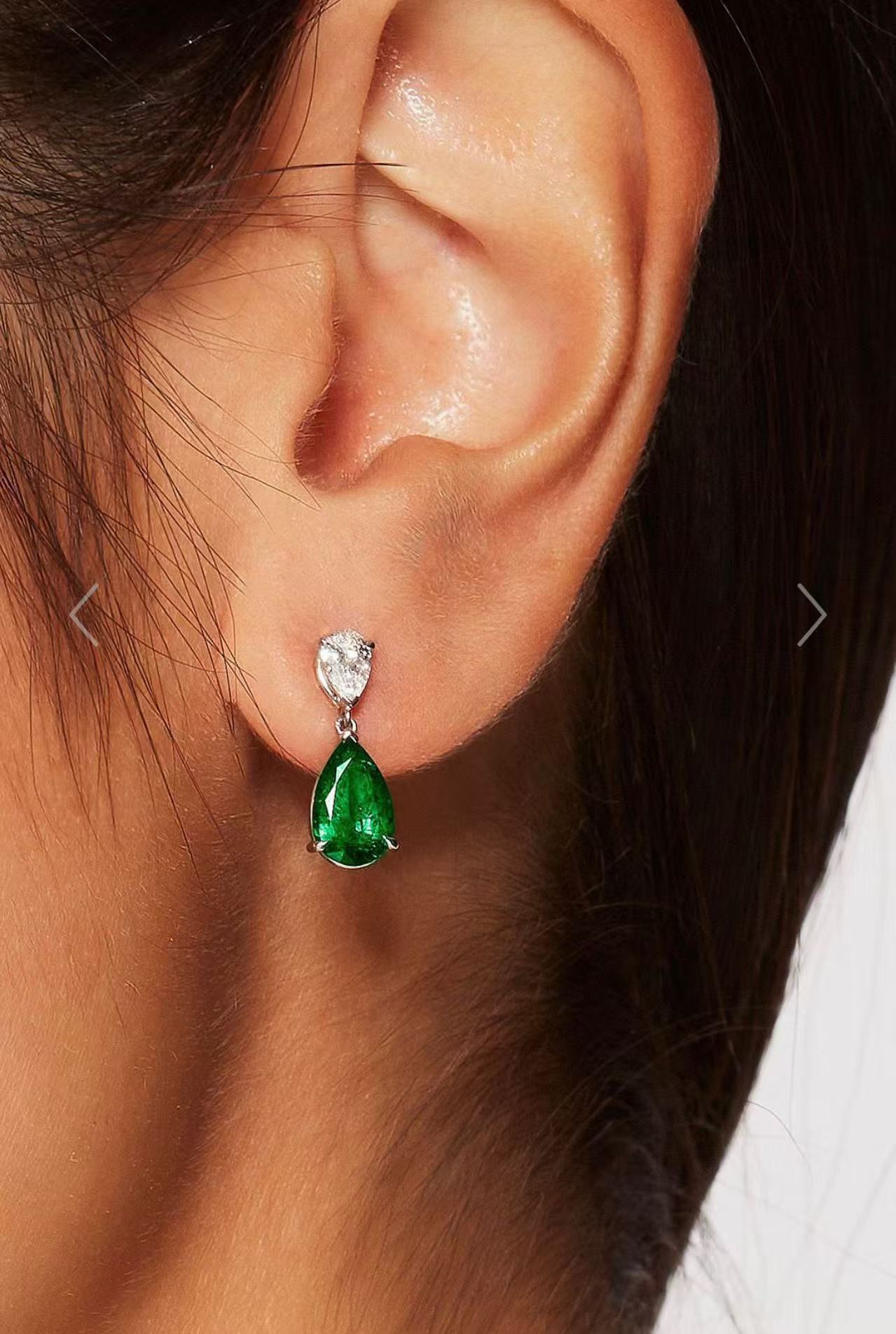 Lab-grown emerald earrings, pear-shaped emerald, platinum, certificate of authenticity.
